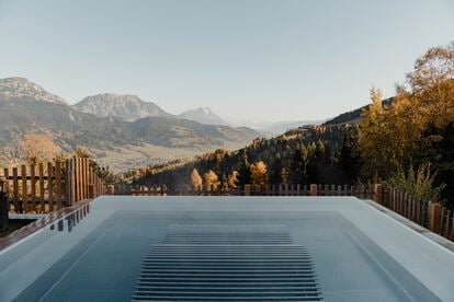 Infinity Whirlpool mit herbstlichem Ausblick aufs Ennstal