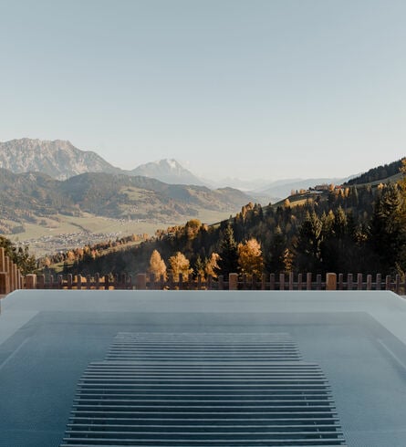 Infinity Whirlpool mit herbstlichem Ausblick aufs Ennstal