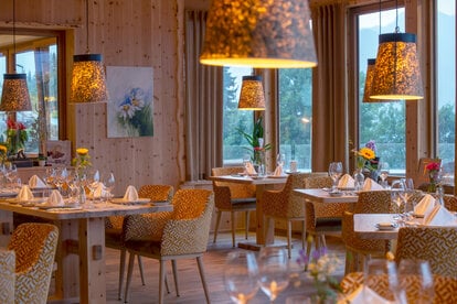 Restaurant parlour "H1117" with a natural atmosphere