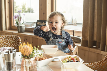 Kind beim Frühstück