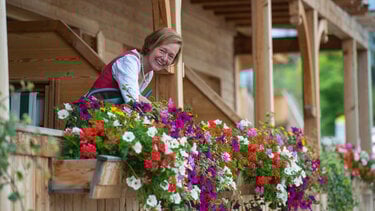 Balkonblumenpflege_durch_Seniorchefin