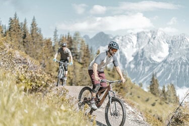 2 Mountainbiker unterwegs in den Bergen