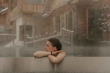 Infinity Whirlpool mit Dame im Pool