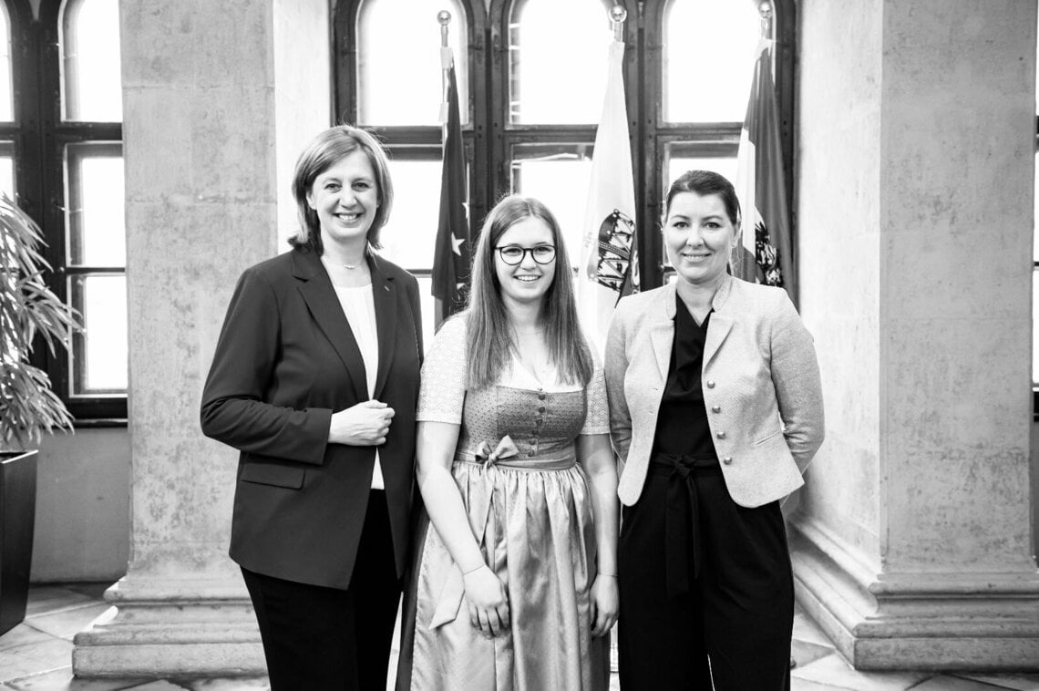 f3b212b8-4c6a-4143-9450-ad1c2533134e