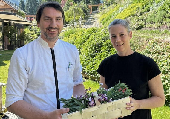 Katrin und Christian bei der Spitzwegerichernte