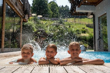 Kinder im Hallenbad