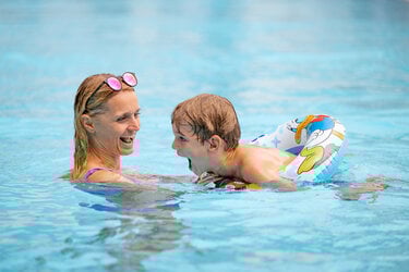 Mutter-Kind-Schwimmen-Schwimmreifen