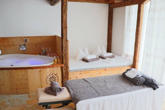 Spa Suiten für Pärchenbehandlungen mit Pralinen und Sekt