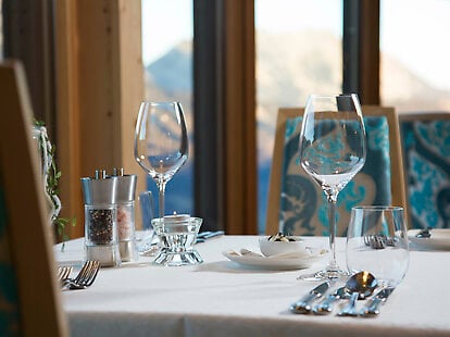 Weinverkostung in stilvoller Weinlounge in der Steiermark