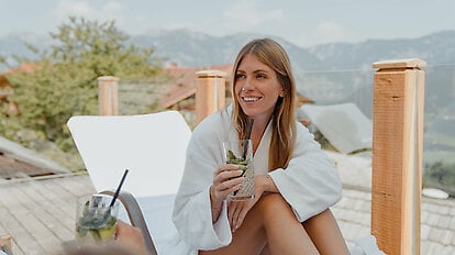 Erfrischende Drinks an der Poolbar mit Blick auf das Dachsteinmassiv