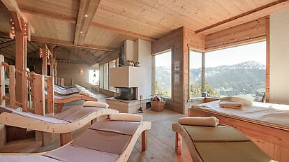 Mann im Ruhebereich des Natur- und Wellnesshotel Höflehner liest eine Zeitrschrift. 