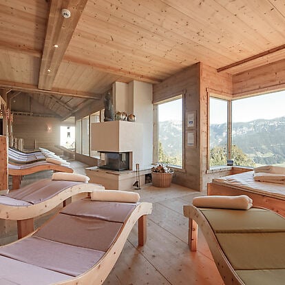 Mann im Ruhebereich des Natur- und Wellnesshotel Höflehner liest eine Zeitrschrift. 