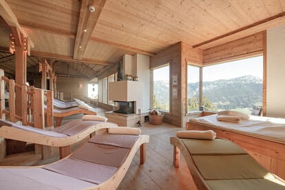 Mann im Ruhebereich des Natur- und Wellnesshotel Höflehner liest eine Zeitrschrift. 